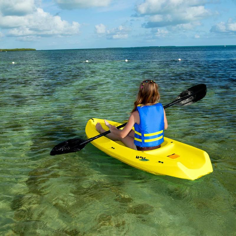 fille sur un kayak de dos sur la mer en colo
