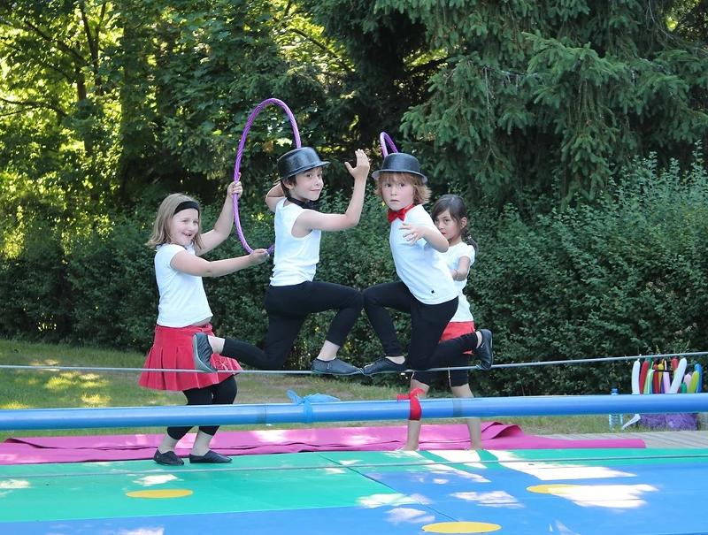 jeunes qui font de l'équilibre sur un fil en colonie cirque