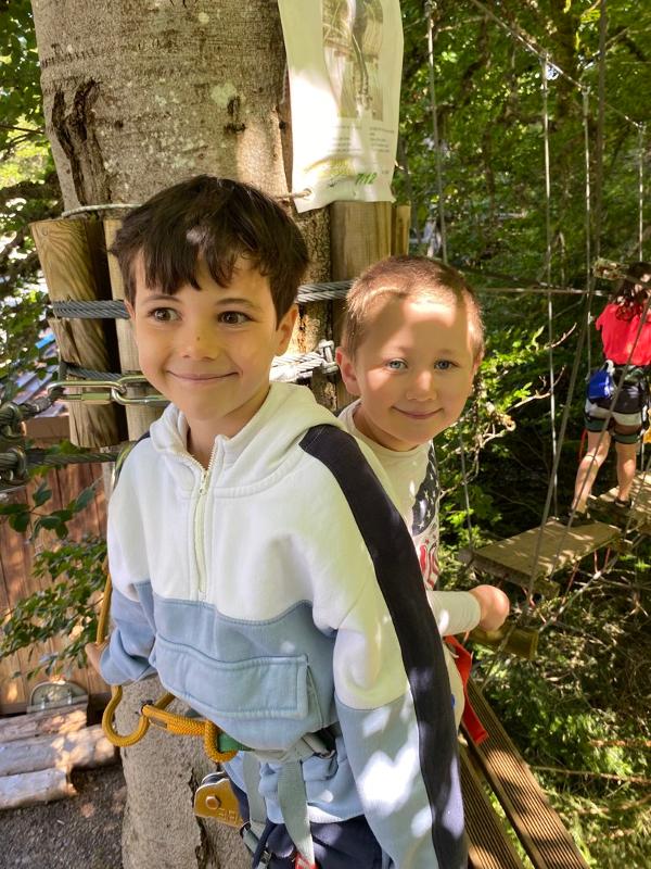 deux petits qui font de l'accrobranche en colo