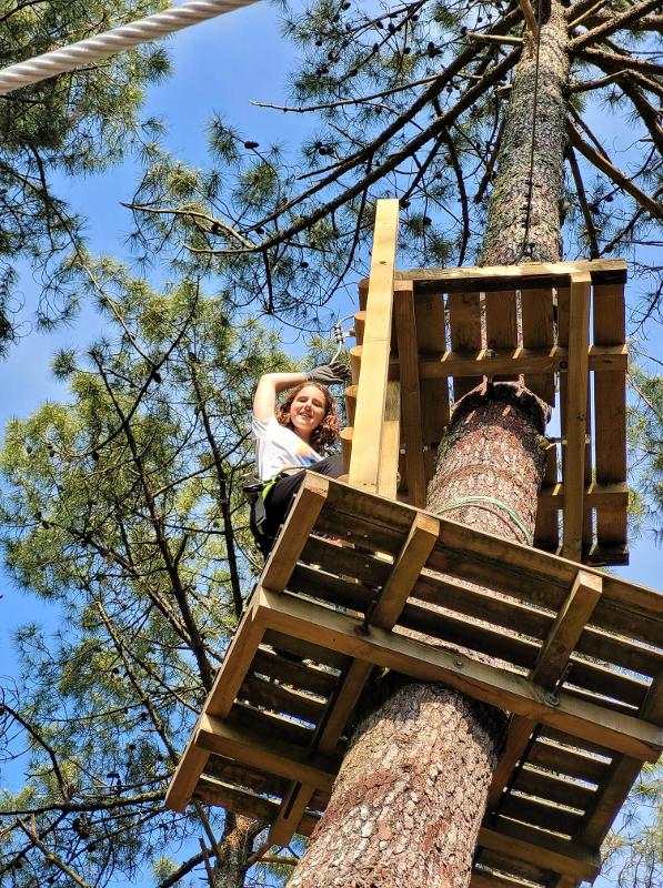 jeune qui fait de l'accrobranche lors d'une colo à Dax