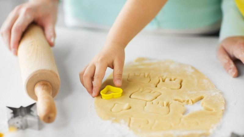 enfant qui fait de la pâtisserie dans une colonie de vacances octobre
