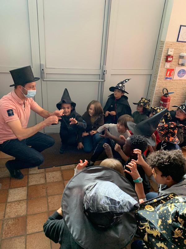 enfants déguisés en sorciers et qui font la grimace lors d'une colo magique