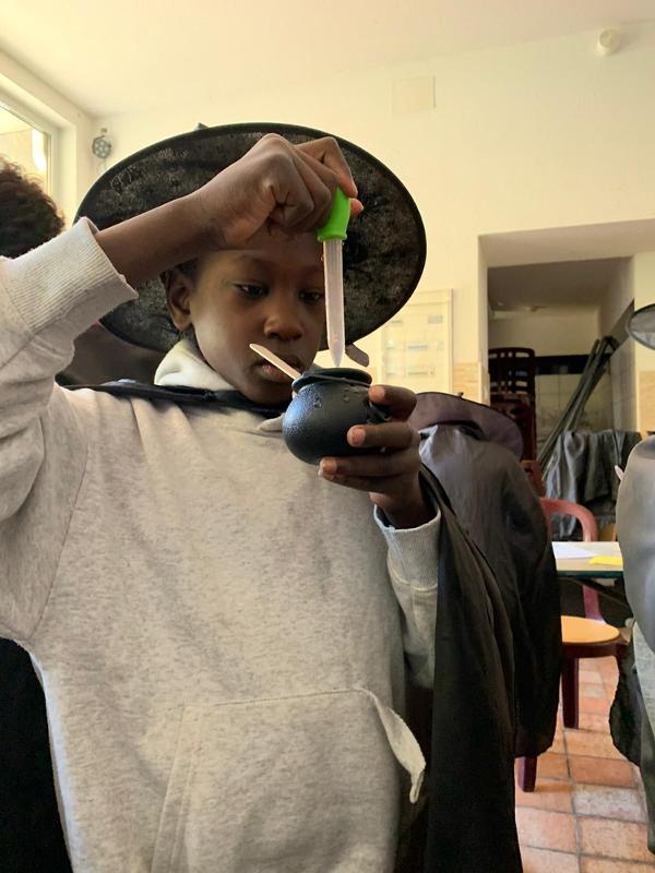 enfant qui fait des potions magiques avec un chapeau de sorcier en colo magique
