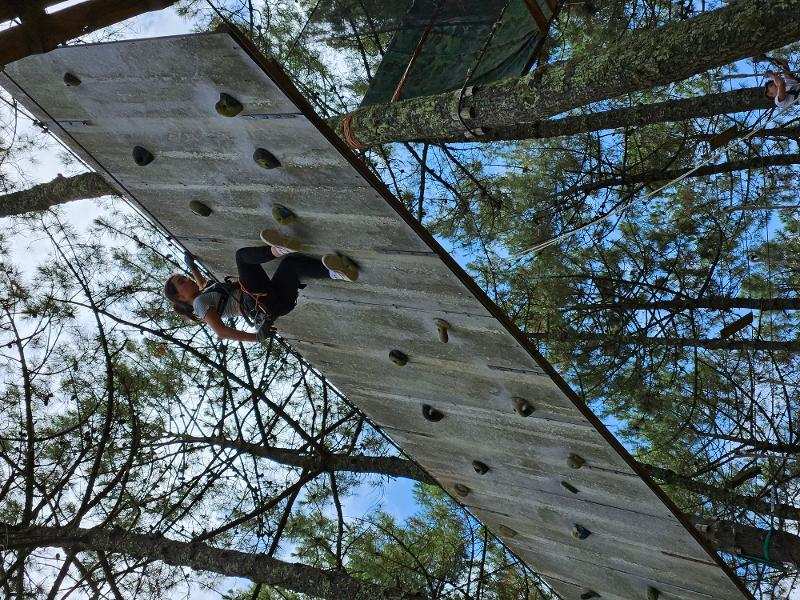 jeune qui participe à l'une de nos colos et qui fait de l'escalade