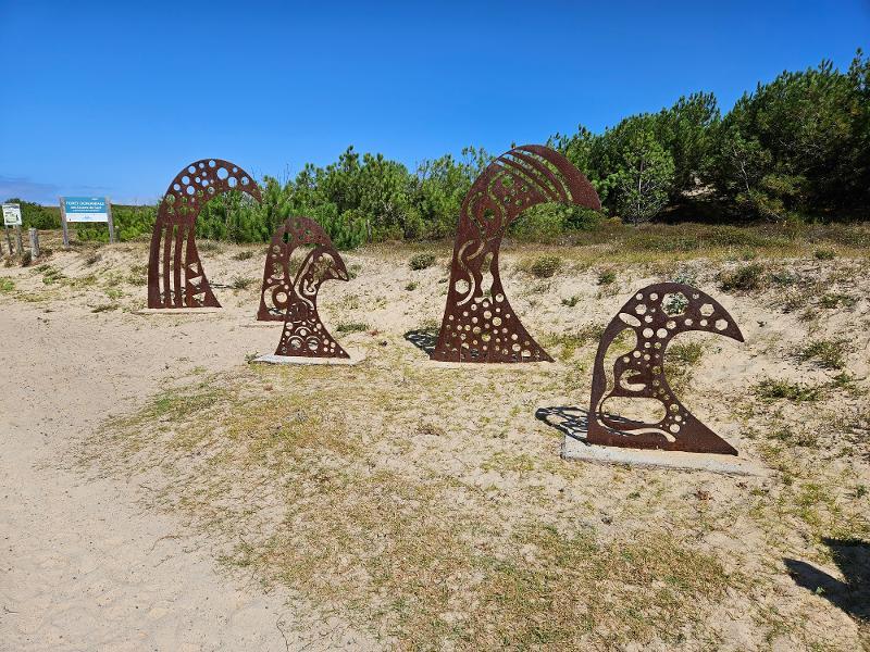 décorations de vagues sur la plage en colo