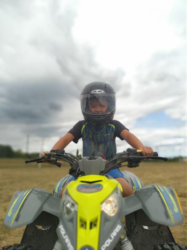 jeune qui fait du quad en colo