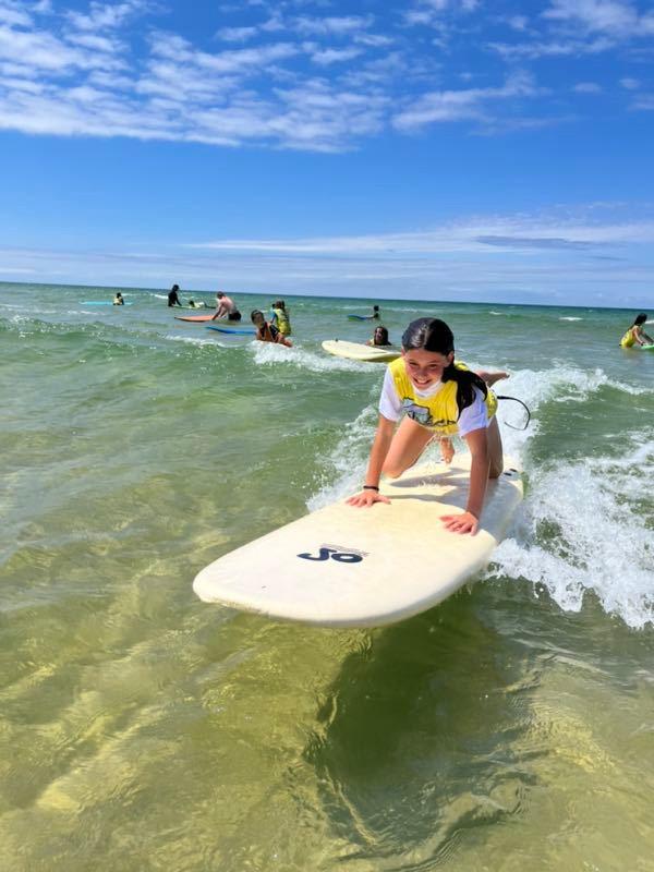 Des jeunes filles font du surf en voyage demi-pension