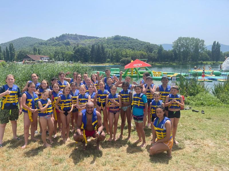 jeunes avec des gilets de sauvetage devant un parc aquatique