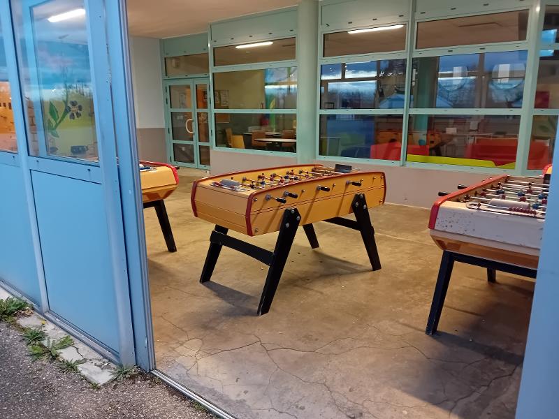 salle avec des babyfoots pour les jeunes en colo