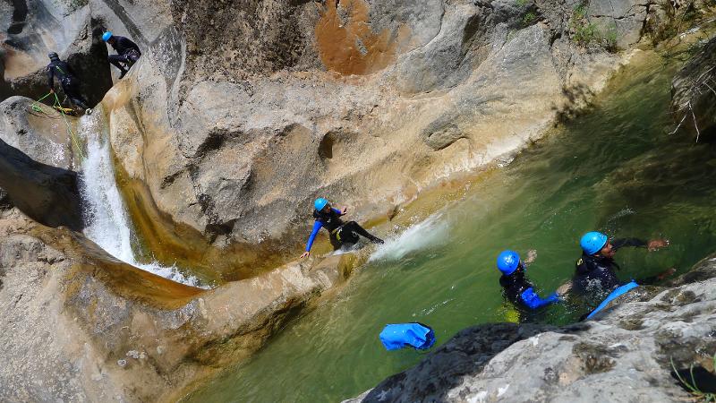 jeunes qui fond du canyoning en colo