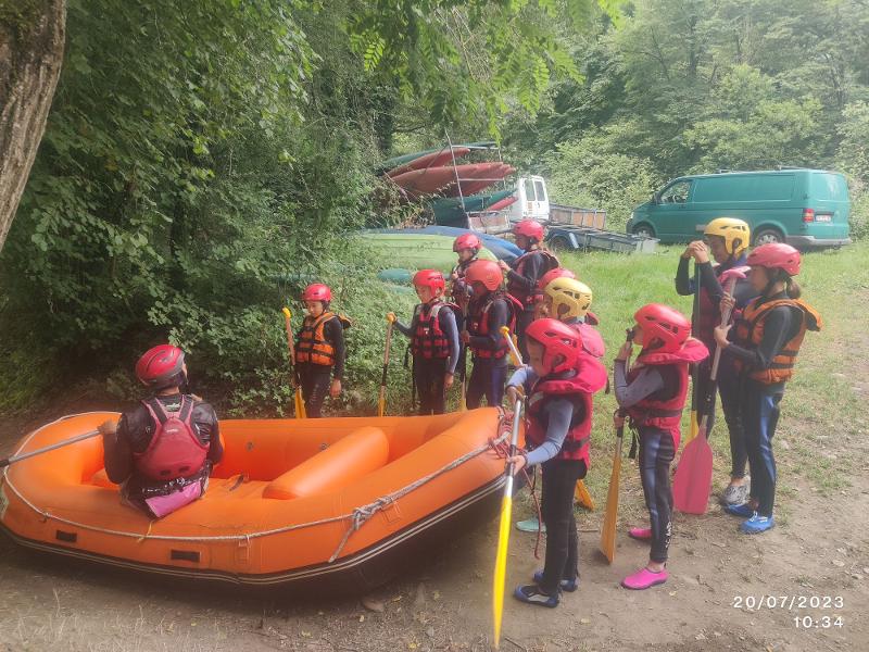 jeunes en colo qui vont faire du rafting