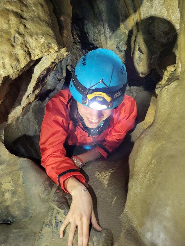 un jeune qui fait de la speleo en colo