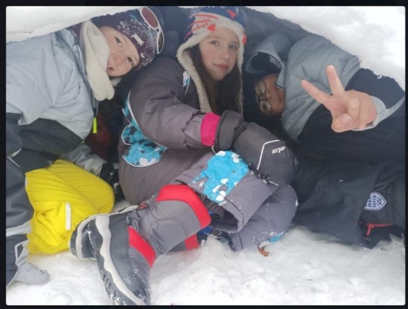 jeunes qui se sont fait un igloo dans la neige en colo