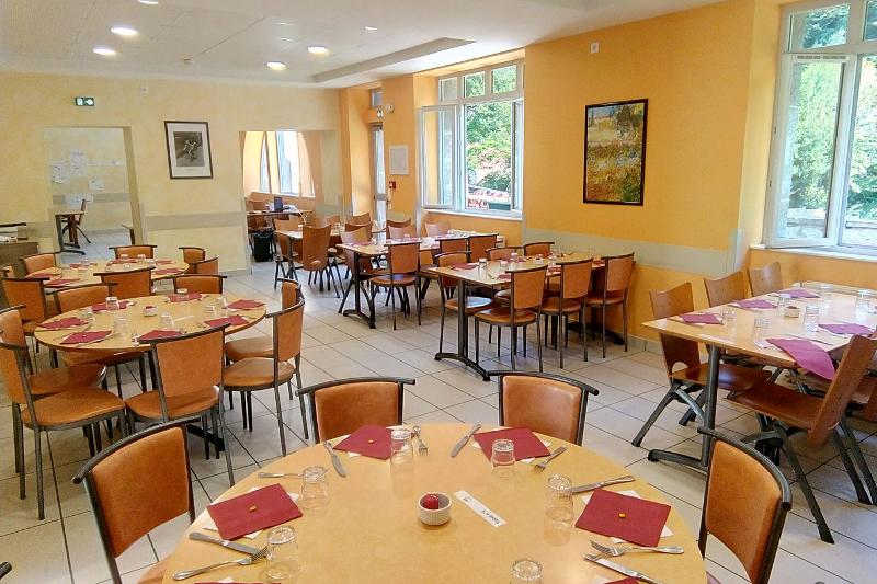 salle à manger du gîte pour les colos