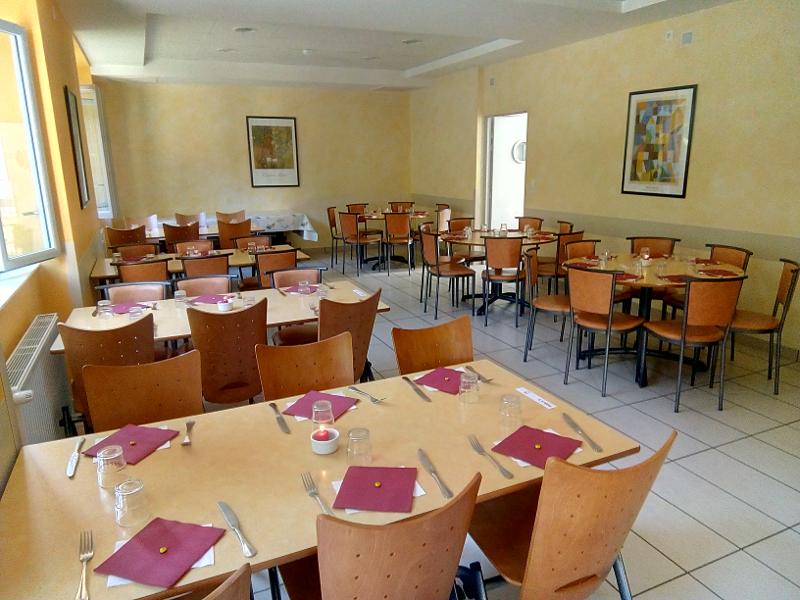 salle à manger dans les logements pour les colos