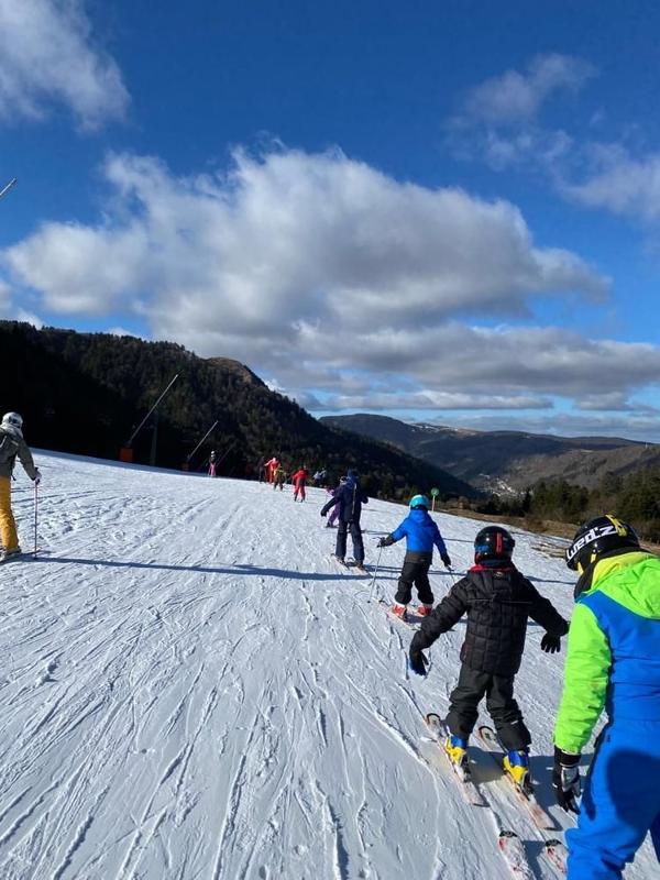 jeunes en cours de ski en colo