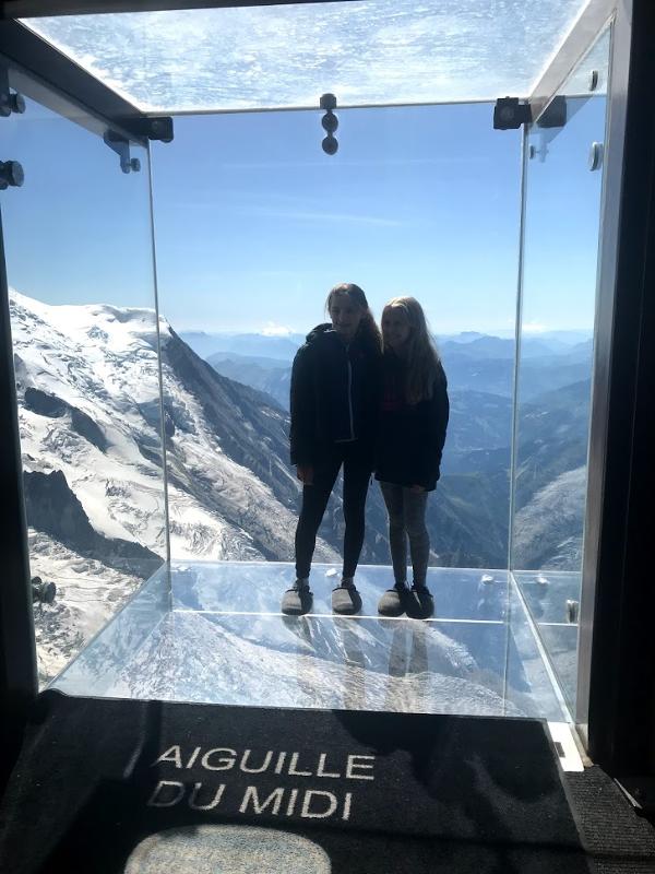 deux jeunes en colo devant une belle vue sur la montagne