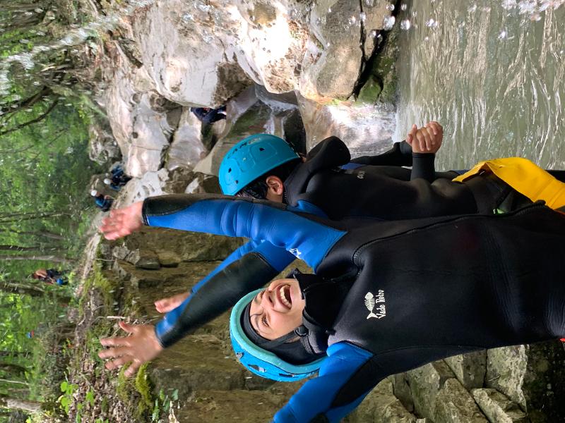 jeunes qui rigolent et qui font du canyoning en colo