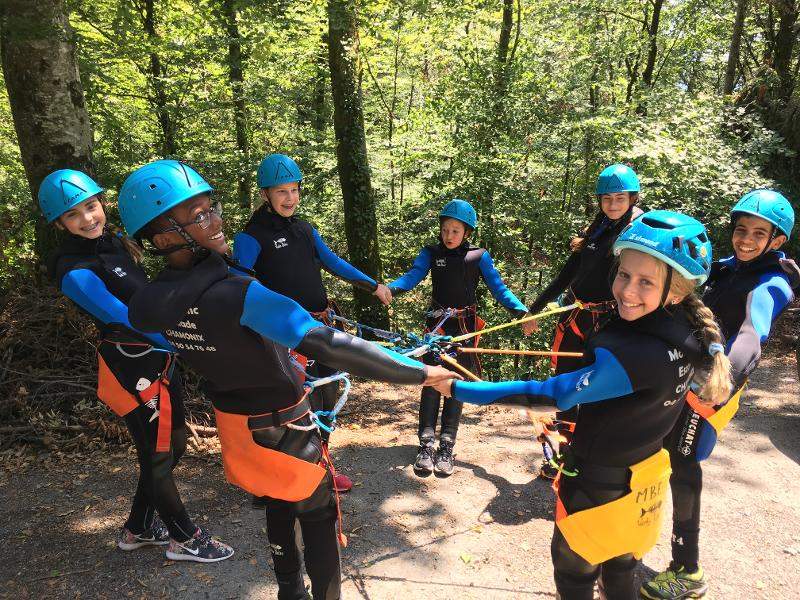Un groupe de fille avant de faire du canyoning en colonie de vacances Isere