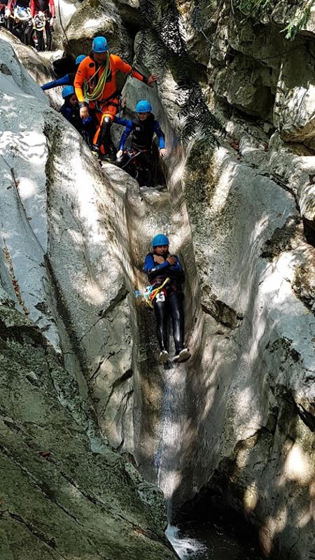 jeunes qui font du canyoning en colo