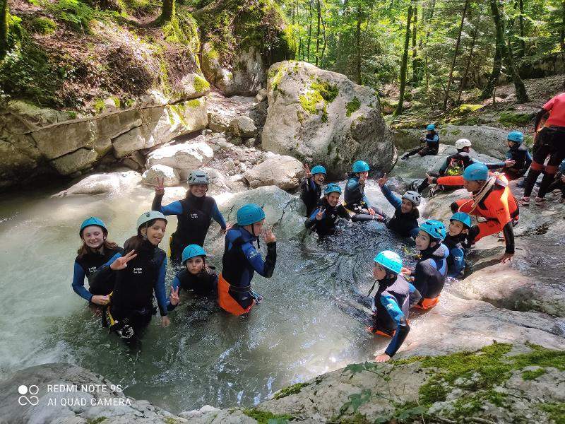 Un groupe de jeunes durant une activité canyoning en colonie Savoie