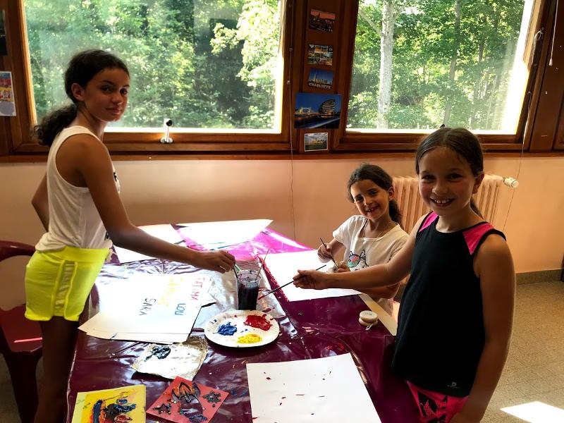 Enfants lors d'un atelier peinture en séjour linguistique artistique