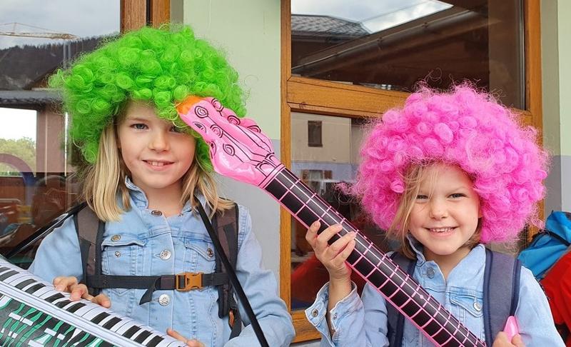 Deux filles avec instruments et perruques en colonie de vacances Isere