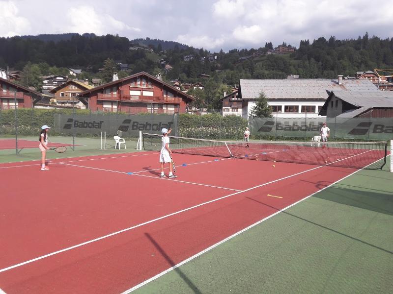 Des jeunes font du tennis en colonie de vacances Isere