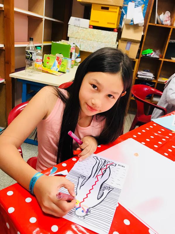 jeune fille en colo qui dessine et colorie