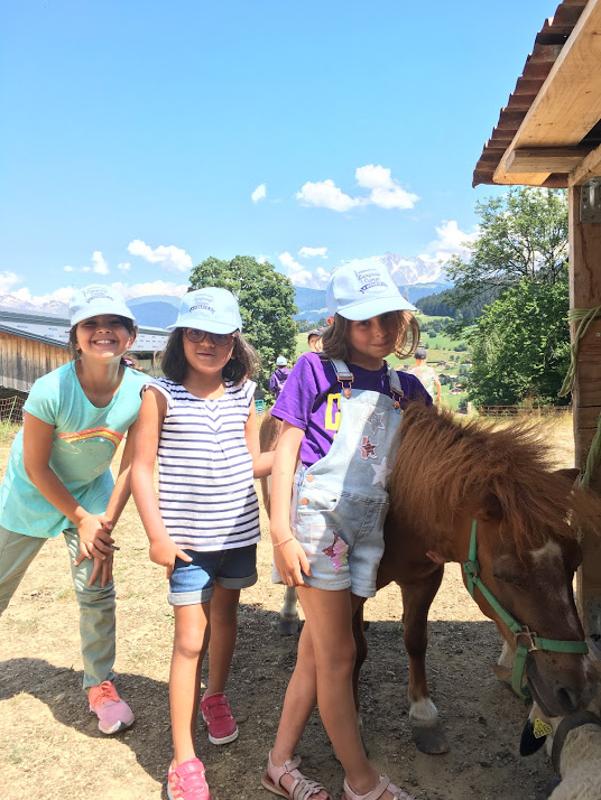 jeunes filles avec un poney à la ferme lors de leur colo