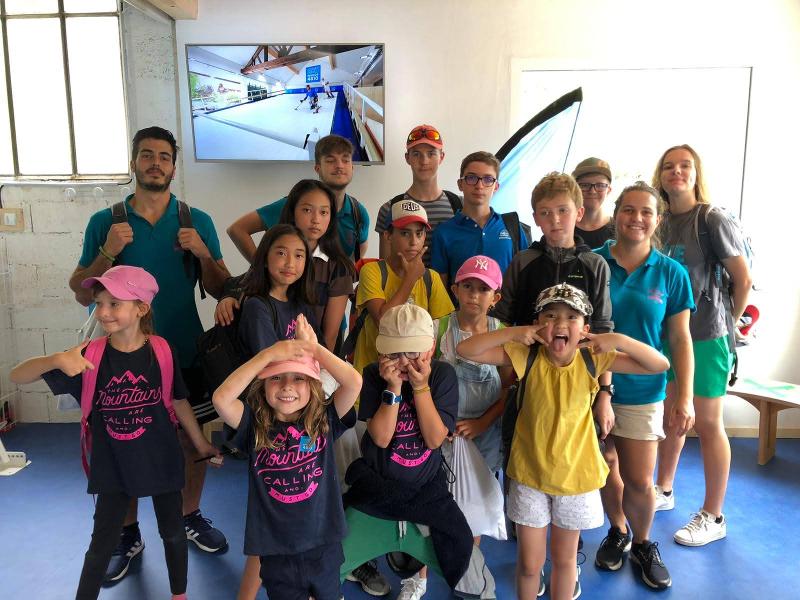 groupe d'enfants qui font des grimaces pour la photo en colo