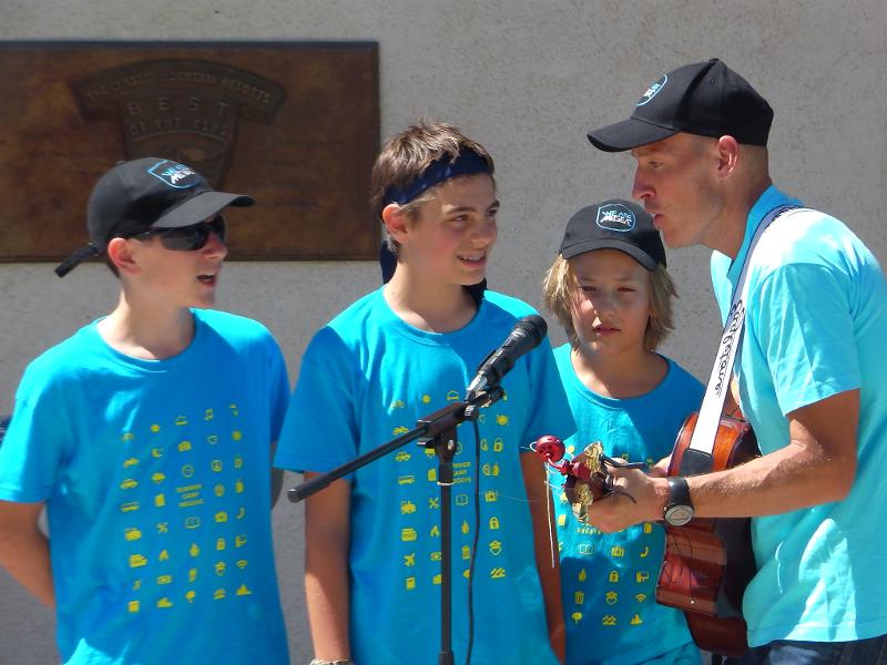 Un groupe de garçon chante en colonie de vacances Sarthe