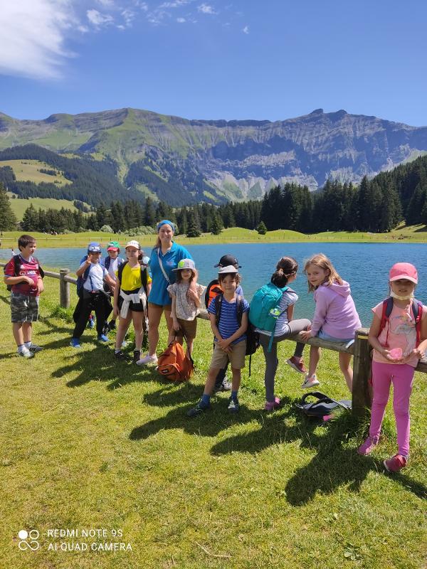 jeunes au bord d'un lac turquoise lors d'une colo