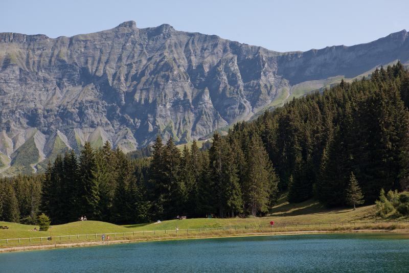 photo d'un magnifique lac turquoise avec des montagnes imposantes en fond