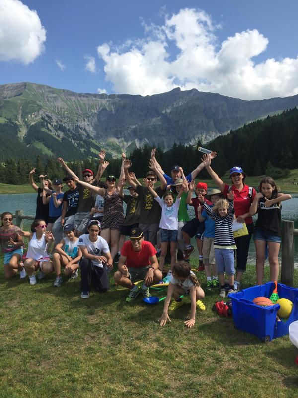 groupe de jeunes heureux au bord d'un super lac près de l'hébergement de la colo