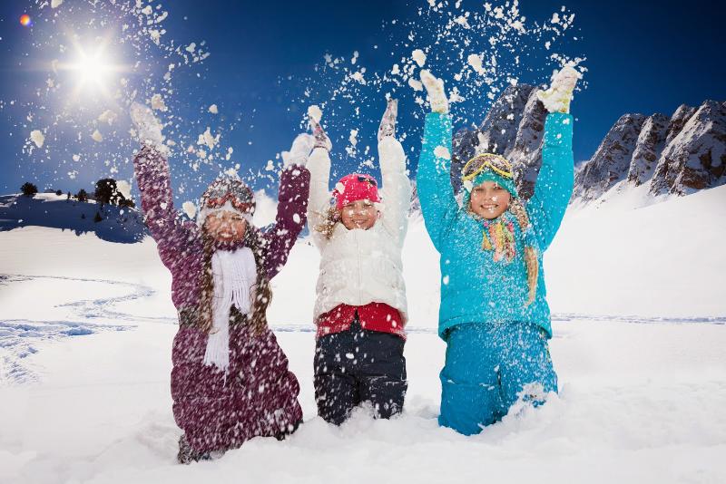 Trois filles a la montagne en colonie Savoie