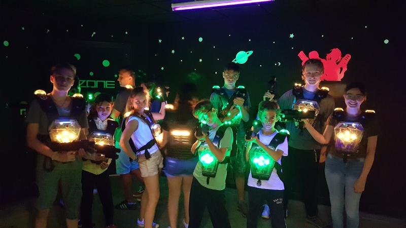 jeunes en colo qui vont faire du laser game avec l'équipement adapté