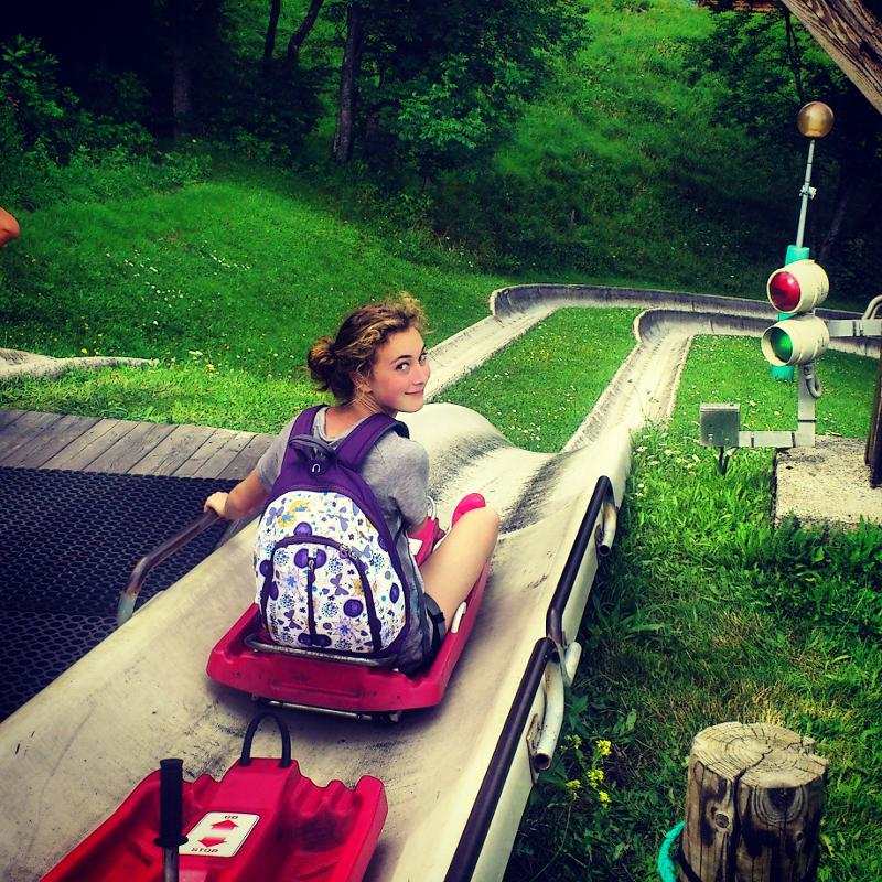 jeune qui fait du bobsleigh l'été lors d'une colo