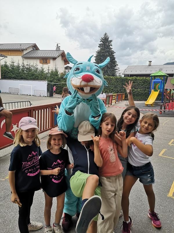 enfants avec la mascotte de la colo