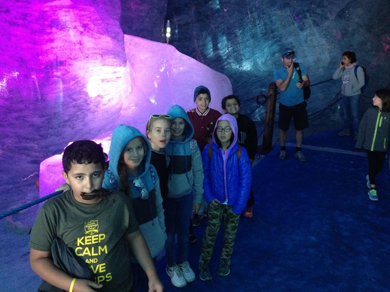 jeunes dans une grotte de glace visitée en colo