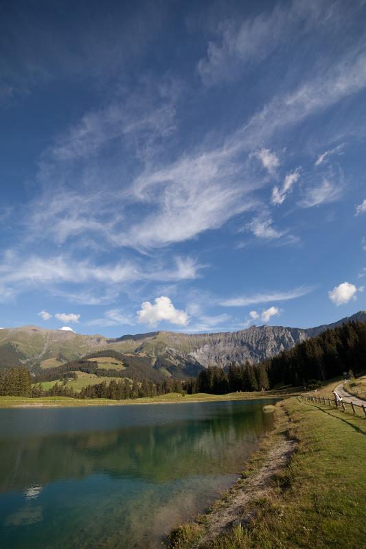 magnifique lac bleu avec des montagnes en fond