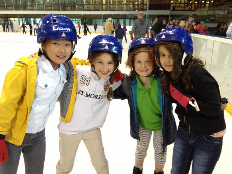 enfants qui font du patinage en colo avec des casques