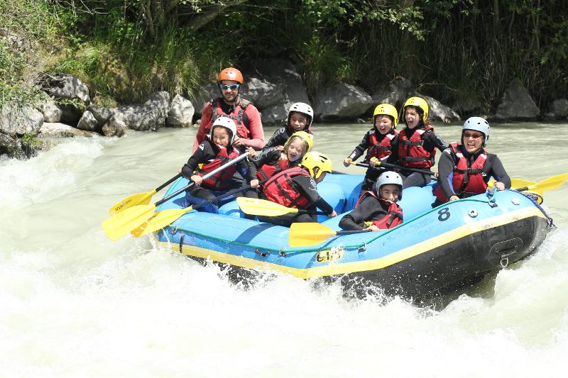 descente dans l'eau en rafting lors d'une colo