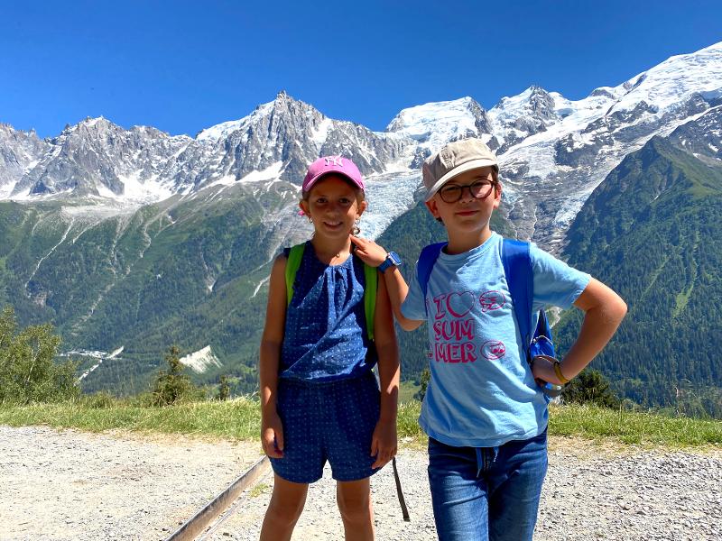 deux petites qui posent pour la photo lors d'une colo à la montagne