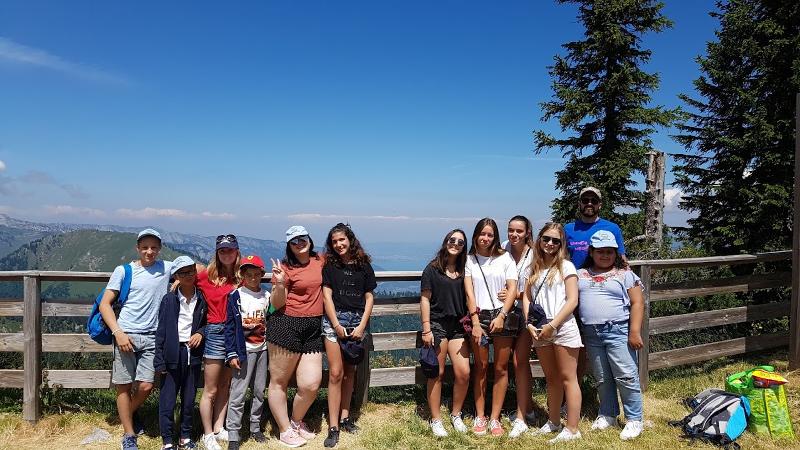 jeunes qui posent pour la photo en colo avec les montagnes en fond
