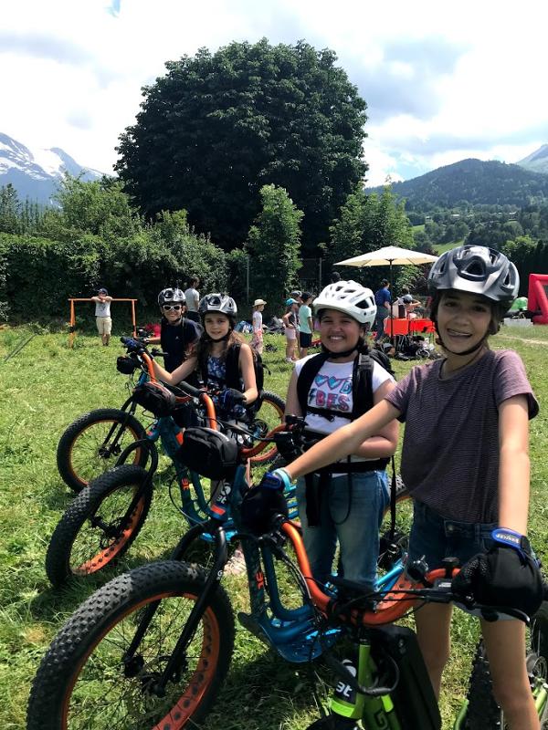jeunes qui font du VTT en plein air lors d'une colo