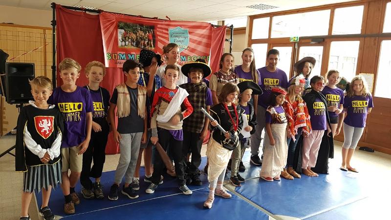 jeunes déguisés avec les t-shirts de la colo pour le spectacle de fin de colo
