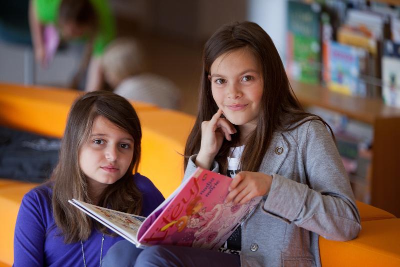deux petites filles e train de lire titeuf en colo