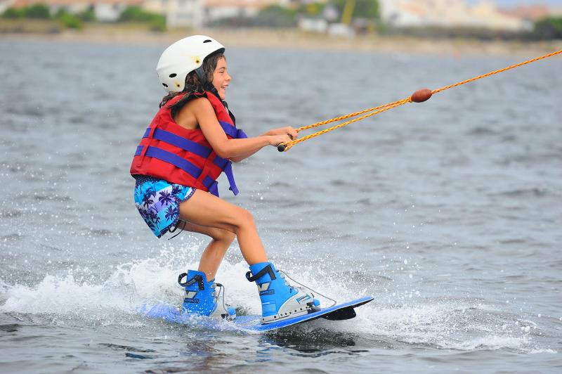 jeune qui fait du wakeboard en colo