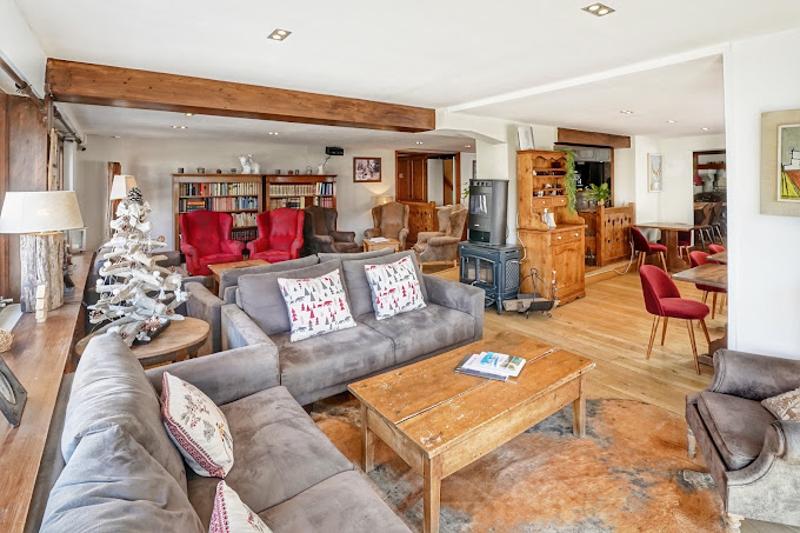 salon très confortable du logement pour les colos à megeve